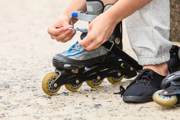 Mujer poniéndose patines al aire libre . — Foto de Stock