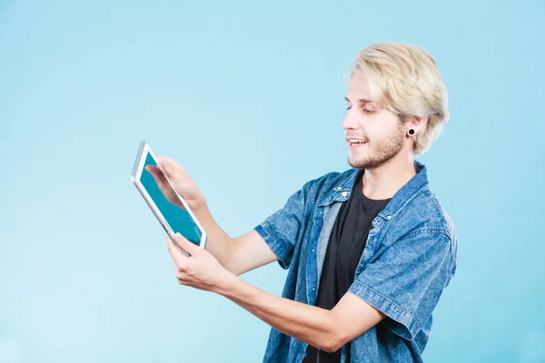 Jovem na moda usando tablet computador — Fotografia de Stock