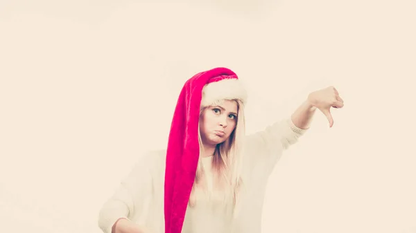 Unglücklich traurige Frau trägt Weihnachtsmann-Helfermütze — Stockfoto