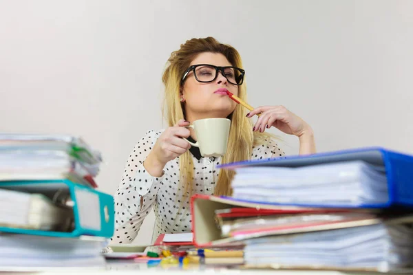 Femme heureuse au bureau buvant du café chaud — Photo