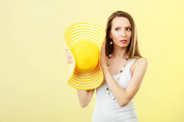 Woman in big yellow summer hat. — Stock Photo, Image