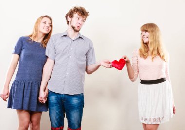 Mutlu üçgen ilişki