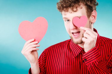 Kırmızı kalp aşık çocuk.