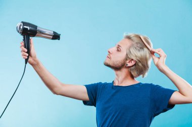 Saç kurutma makinesi ile trendy adam