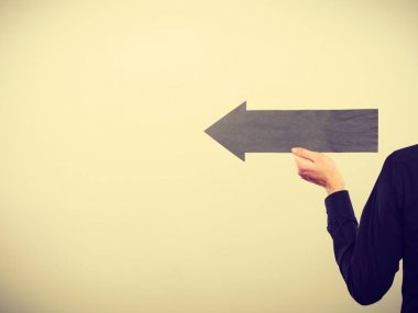 Siyah ok sol işaret tutan adam