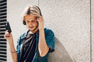 Kulaklık ile hippi adam dinleme müzik