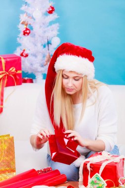 Noel hediyeleri ambalaj Santa şapka kadında