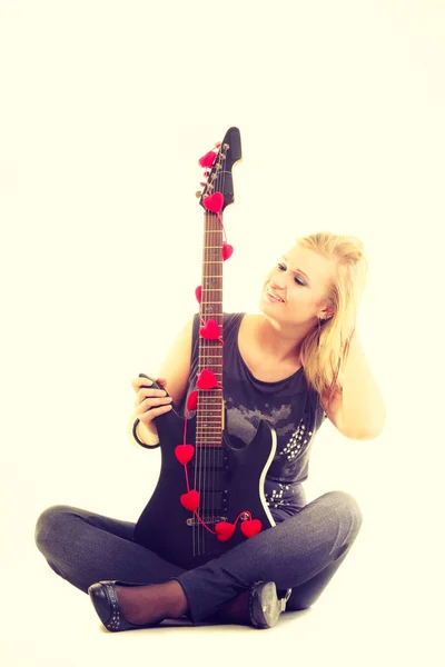 Blonde girl with electric guitar. — Stock Photo, Image