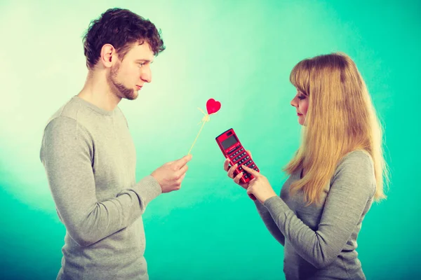 Mujer haciendo el cálculo de la relación . — Foto de Stock