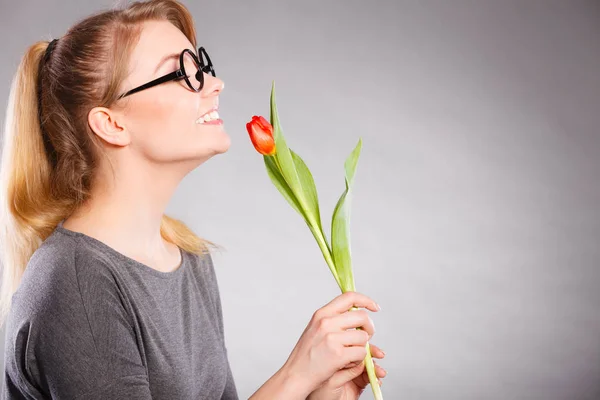 Charmante vrouw ruikende bloem gevoel vrede. — Stockfoto