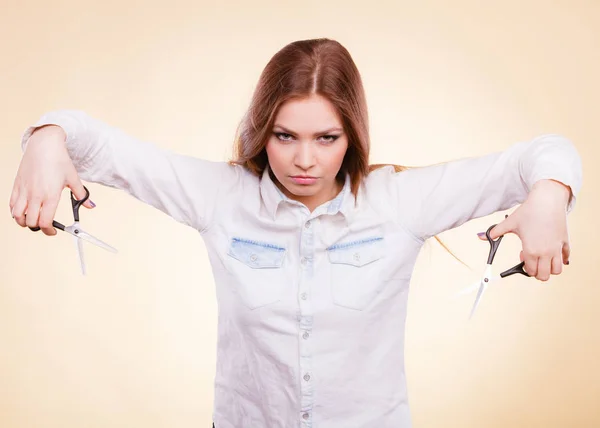 Verrücktes Mädchen mit Schere. Friseur in Aktion. — Stockfoto