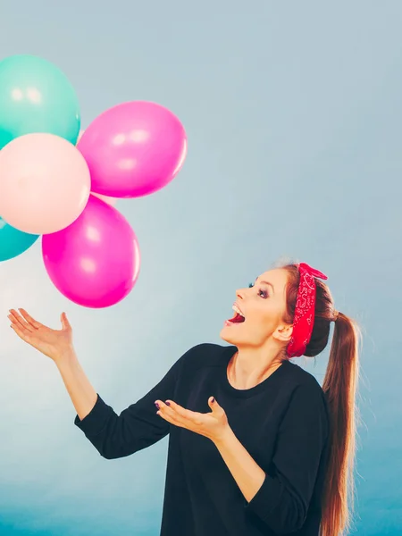 Sonriente chica loca divirtiéndose con globos . — Foto de Stock