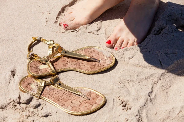 Femme pieds à côté de tongs — Photo