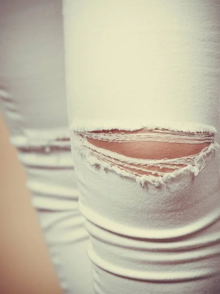 有洞在膝盖上的紧身白色长裤牛仔裤 — 图库照片