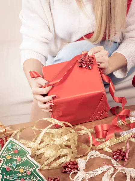 Женщина в руках готовит рождественские подарки — стоковое фото