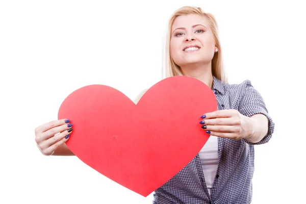 Жінка тримає велике червоне серце, знак любові — стокове фото
