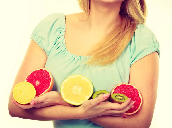 Frau hält Früchte Kiwi. Orange, Zitrone und Grapefruit — Stockfoto