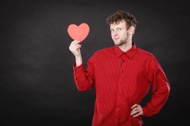 Kırmızı kalp aşık çocuk.