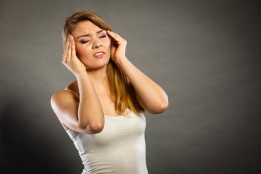 Baş ağrısı migren ağrısı acı kadın.