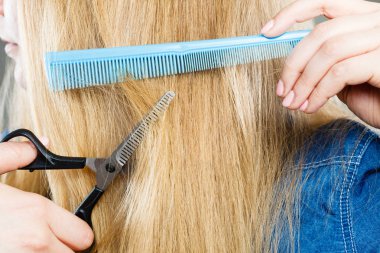 Kadın pürüzsüz saçlarını kesiyor..