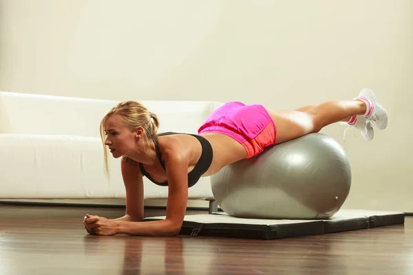 Mulher fazendo exercícios de fitness com bola em forma — Fotografia de Stock