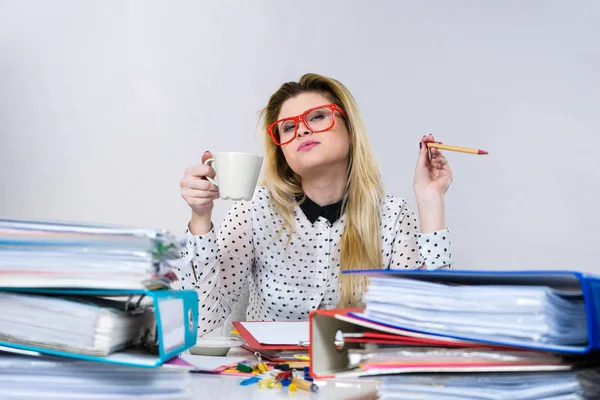 Gelukkige vrouw op kantoor warme koffie drinken — Stockfoto