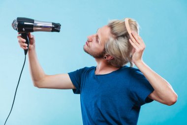Saç kurutma makinesi ile trendy adam