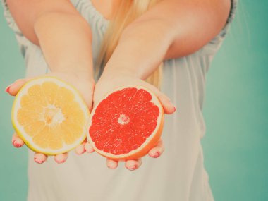 Halfs sarı kırmızı greyfurt narenciye meyve insan elinde