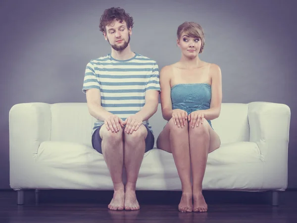 Застенчивая женщина и мужчина сидят рядом друг с другом на диване . — стоковое фото
