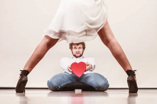 Hombre con corazón en forma de caja de regalo para mujer . — Foto de Stock