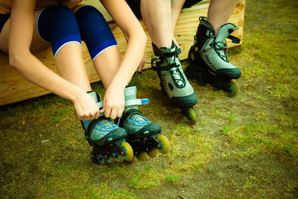 Mujer y hombre poniéndose patines — Foto de Stock