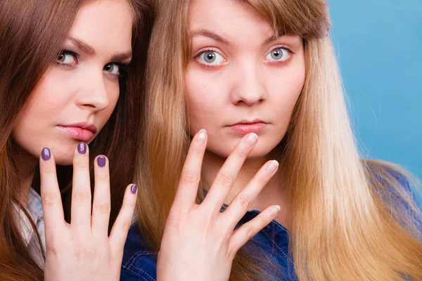 Comparação de meninas com e sem maquiagem . — Fotografia de Stock