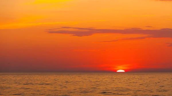 Coucher de soleil idyllique au bord de la mer — Photo