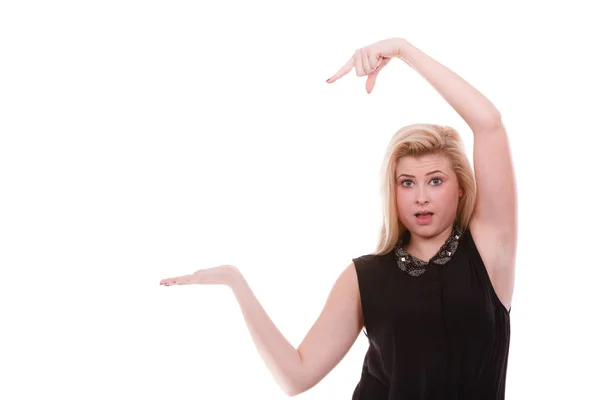 Blonde vrouw wijzen met handen op copyspace — Stockfoto