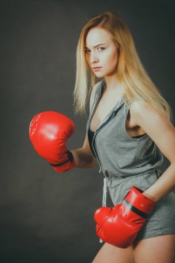 güzel bir kadın ile kırmızı Boks eldiveni