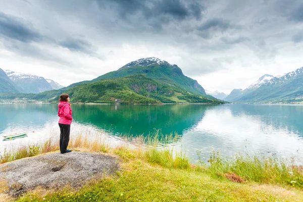 Kadın turist rahatlatıcı fiyort deniz kıyısında, Norveç — Stok fotoğraf