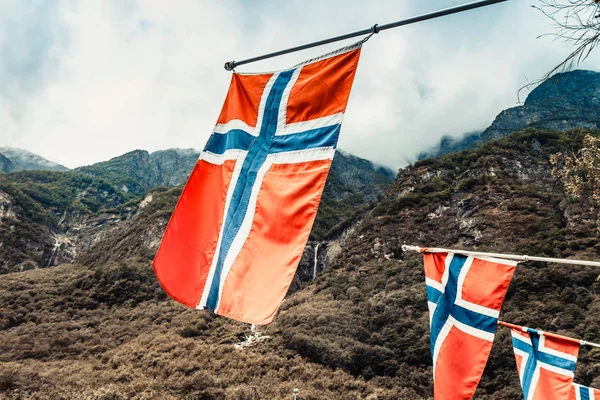 Bandera noruega sobre fondo de montañas verdes — Foto de Stock