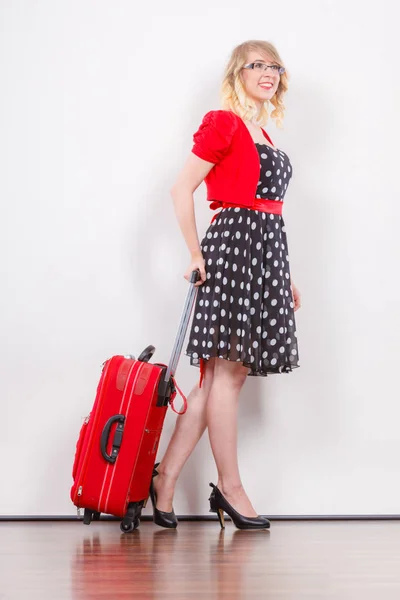 Elegante mujer de moda con maleta roja —  Fotos de Stock