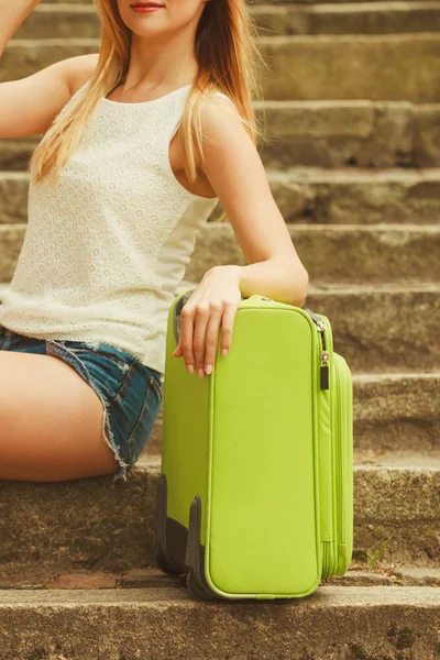 Deel lichaam van vrouwelijke toerist met koffer. — Stockfoto