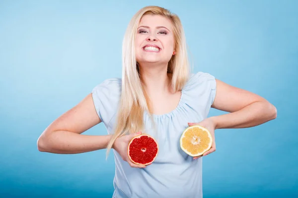 Vrouw met rode en groene grapefruit — Stockfoto