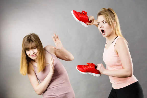 Агрессивные женщины дерутся, используя обувь с женщинами — стоковое фото