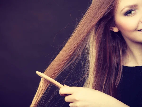 Długie włosy dziewczyna czesanie jej uroda włos. — Zdjęcie stockowe