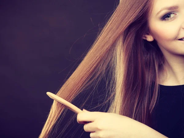 Menina de cabelos longos penteando seu cabelo de beleza . — Fotografia de Stock