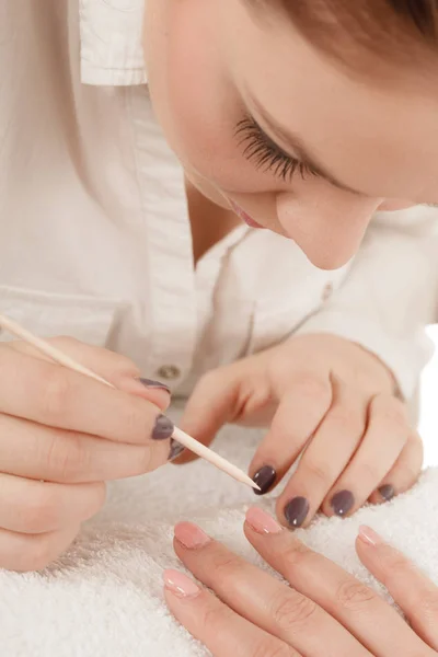 Kosmetikerin präpariert Nägel vor Maniküre, schiebt Nagelhaut zurück — Stockfoto