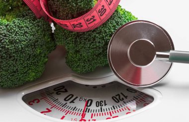 Kasette ağırlık ölçek ölçme ile brokoli. Diyet