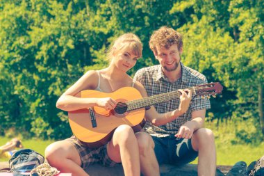 Genç çift kamp oyun gitar açık