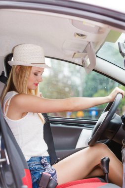 Güzel kadın arabası sürüş