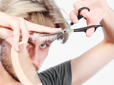 Adam makas ve tarak yeni saç modeli oluşturma