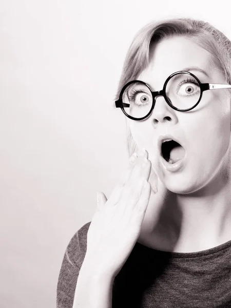 Shocked girl eavesdropping. — Stock Photo, Image