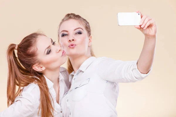 Amici studentesse che scattano foto di sé con lo smart phone — Foto Stock